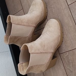 Barbara Beige suede platform booties size 9